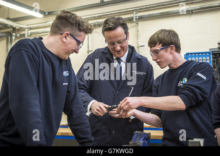 Il primo ministro David Cameron si occupa di un progetto ingegneristico in una classe di officina meccanica durante la visita al Somerset College di Taunton. Foto Stock