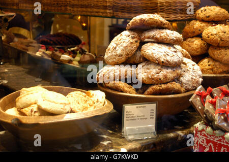 Vetrina delle feste - Little Bettys Tea Shop. Una vetrina è decorata con cibo natalizio. Foto Stock