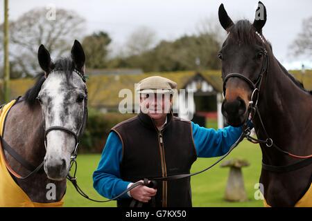 Corse ippiche - Nicky Henderson stable Visit - Seven Barrows Stables. L'addestratore Nicky Henderson con Vasco Du Ronceray (a sinistra) e segno di una vittoria (a destra) durante una visita alle sette scuderie, Lambourn. Foto Stock