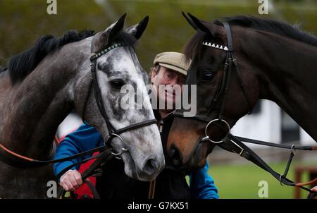 Allenatore Nicky Henderson con Vasco Du Ronceray (a sinistra) e segno DI una vittoria (a destra) durante una visita alle sette scuderie di Barrow, Lambourn. Foto Stock