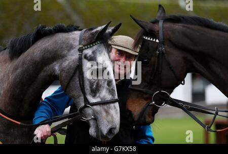 Corse ippiche - Nicky Henderson stable Visit - Seven Barrows Stables. L'addestratore Nicky Henderson con Vasco Du Ronceray (a sinistra) e segno di una vittoria (a destra) durante una visita alle sette scuderie, Lambourn. Foto Stock