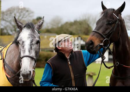 Horse Racing - Nicky Henderson visita stabile - Sette carriole maneggio Foto Stock