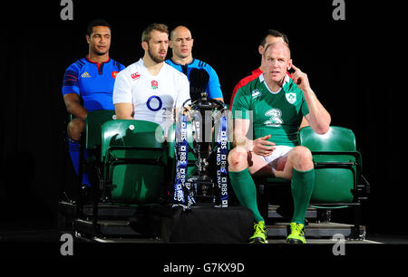 (Da sinistra a destra) Thierry Dusautoir di Francia, Chris Robbhaw di Inghilterra, Sergio Parisse d'Italia, Sam Warburton di Galles (dietro) e il capitano d'Irlanda Paul o'Connell si pongono con il nuovo trofeo delle 6 Nazioni durante il lancio delle sei Nazioni RBS all'Hurlingham Club di Londra. Foto Stock