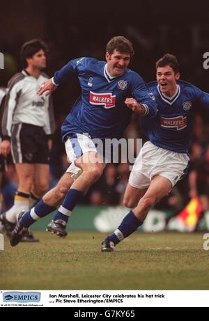 Calcio - Carling Premiership - Leicester City / Derby County. Ian Marshall, Leicester City celebra il suo trucco cappello Foto Stock