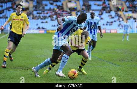 Calcio - Sky Bet League One - Coventry City / Rochdale - Ricoh Arena. Frank Nuble (a sinistra) e Jamie Allen di Rochdale. Foto Stock