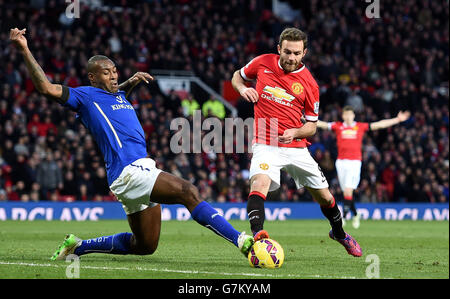 Juan Mata del Manchester United batte per la palla con Wes Morgan di Leicester City, durante la partita della Barclays Premier League a Old Trafford, Manchester. Foto Stock