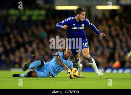 Chelsea's Eden Hazard in azione con Luis Fernandinho di Manchester City (a sinistra) durante la partita Barclays Premier League a Stamford Bridge, Londra. PREMERE ASSOCIAZIONE foto. Data immagine: Sabato 31 gennaio 2015. Vedi PA storia CALCIO Chelsea. Il credito fotografico dovrebbe essere: Mike Egerton/PA Wire. Foto Stock