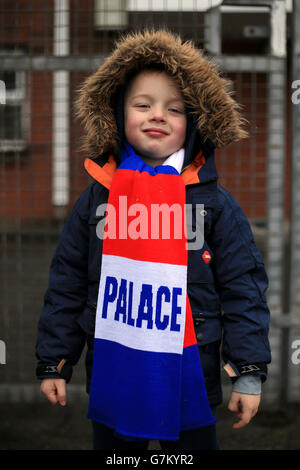 Un giovane fan di Crystal Palace posa per una fotografia prima della partita della Barclays Premier League a Selhurst Park, Londra. PREMERE ASSOCIAZIONE foto. Data immagine: Sabato 31 gennaio 2015. Visita il palazzo DEL CALCIO della storia della Pennsylvania. Il credito fotografico dovrebbe essere: Stephen Pond/PA Wire. Foto Stock
