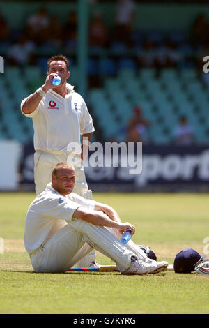 Andrew Flintoff (in inglese) e Graham Thorpe si fermatanno un drink durante il quarto giorno. ** Foto Stock