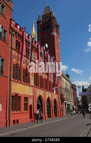 Il municipio o Rathaus, la sede del governo di Basilea, è particolarmente accattivante con la sua facciata di colore rosso e la torre. Foto Stock