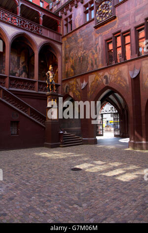 Il municipio o Rathaus, è la sede del governo di Basilea e particolarmente accattivante con la sua facciata di colore rosso e il cortile. Foto Stock