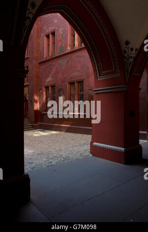 Il municipio o Rathaus, è la sede del governo di Basilea, particolarmente accattivante con i suoi affreschi coperti facciata di colore rosso. Foto Stock