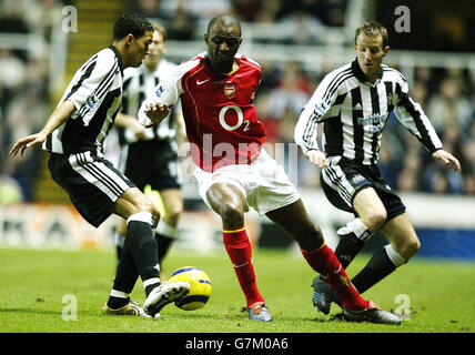 Jermaine Jenas (a sinistra) e Lee Bowyer sfidano Arsenal Patrick Vieira (centro) Foto Stock