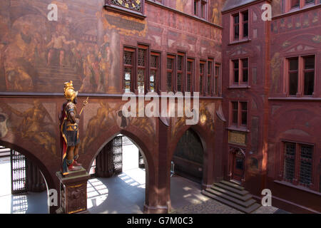 Il municipio o Rathaus, è la sede del governo di Basilea, particolarmente accattivante con i suoi affreschi coperti facciata di colore rosso. Foto Stock