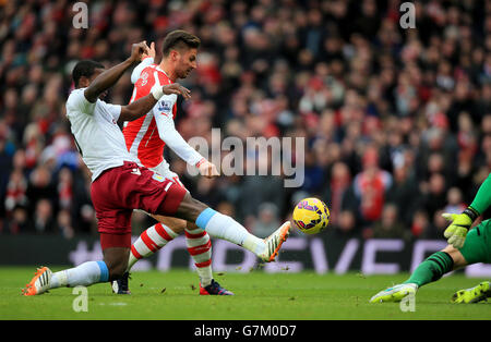 Olivier Giroud di Arsenal segna il suo primo gol al fianco durante la partita Barclays Premier League all'Emirates Stadium di Londra. Foto Stock