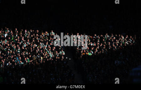 I tifosi celtici guardano l'azione durante la QTS Scottish Communities League Cup, semifinale a Hampden Park, Glasgow. Foto Stock