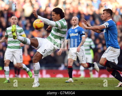 Virgil Van Dijk di Celtic libera la palla durante la QTS Scottish Communities League Cup, semifinale a Hampden Park, Glasgow. Foto Stock