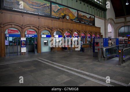 La Basilea FFS Banhof, di proprietà di Ferrovie Federali Svizzere, è la città dell'efficiente la stazione ferroviaria centrale. Foto Stock