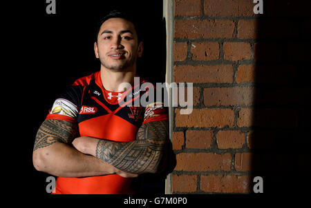 Harrison Hanson di Salford Red Devils, durante il lancio della prima stagione di Super League 2015 presso Victoria Warehouse, Manchester. Foto Stock