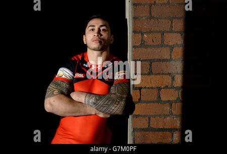 Harrison Hanson di Salford Red Devils, durante il lancio della prima stagione di Super League 2015 presso Victoria Warehouse, Manchester. Foto Stock