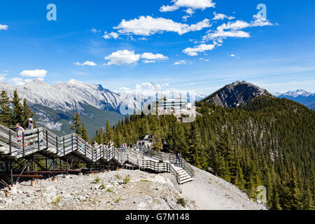 Una cima passerella per i visitatori in corrispondenza del picco di montagna di zolfo, il Parco Nazionale di Banff, Alberta, Canada Foto Stock