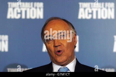 Il leader del partito conservatore Michael Howard ha tenuto un discorso al Tithe Barn Center di Wellingborough Northampton Foto Stock