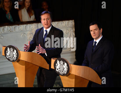 Il Cancelliere dello scacchiere George Osborne (destra) e il primo Ministro David Cameron parlano con i leader del settore nel centro AQL di Leeds. Foto Stock