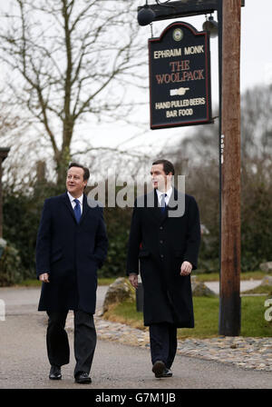 Il Cancelliere dello scacchiere George Osborne (destra) e il primo Ministro David Cameron visitano il set di Emmerdale sulla Harewood Estate vicino Leeds. Foto Stock