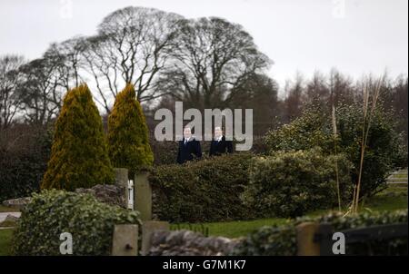 Il Cancelliere dello scacchiere George Osborne (destra) e il primo Ministro David Cameron visitano il set di Emmerdale sulla Harewood Estate vicino Leeds. Foto Stock