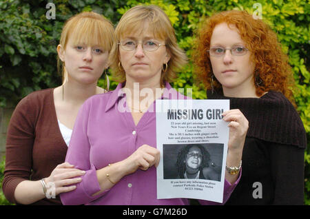 Sue Geeson [centro] contiene un poster che fa appello per informazioni sulla sua figlia mancante Sally Geeson, insieme a lei sono la figlia più giovane Nicola Geeson (a sinistra),19, e la sorella gemella di Sally Julie, nella loro casa a Southend, Essex. Sally, 22, è stato visto l'ultima volta la vigilia di Capodanno. Foto Stock