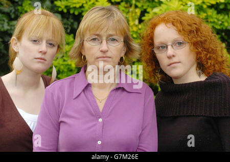 Madre dello studente mancante Sally Geeson, sue Geeson [centro] insieme alle figlie Nicola Geeson (sinistra),19, e la sorella gemella di Sally Julie a casa loro a Southend, Essex. Sally, 22 anni, è stato visto l'ultima volta la vigilia di Capodanno. Foto Stock