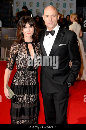 Mark strong e Liza Marshall partecipano all'EE British Academy Film Awards presso la Royal Opera House di Bow Street a Londra. PREMERE ASSOCIAZIONE foto. Data immagine: Domenica 8 febbraio 2015. Vedere la storia di PA SHOWBIZ BAFTA. Il credito fotografico dovrebbe essere: Dominic Lipinski/PA Wire Foto Stock