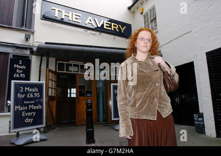 Julie Geeson, 22 anni, sorella gemella dello studente scomparso Sally Geeson, si pone per i fotografi all'esterno dell'Avery Pub su Regent Street, dove sua sorella è stata vista l'ultima volta dopo aver festeggiato la vigilia di Capodanno con gli amici. Foto Stock