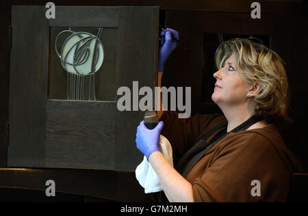 Sarah Gerrish, Conservatore di mobili e manufatti in legno, con la 'Libreria per Windyhill', mentre la Glasgow School of Art mette in mostra i mobili di Mackintosh salvati dal fuoco in una nuova galleria di mobili nel Reid Building, Che farà parte del tour delle Scuole d'Arte di Mackintosh da domenica 1 febbraio 2015. Foto Stock