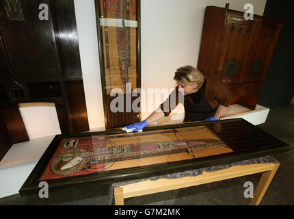 Sarah Gerrish, Furniture and Wooden Artifact Conservator, con la coppia di pannelli ricamati di M.Macdonald come la Glasgow School of Art mette i mobili Mackintosh salvati dal fuoco in una nuova galleria di mobili nel Reid Building, Che farà parte del tour delle Scuole d'Arte di Mackintosh da domenica 1 febbraio 2015. Foto Stock