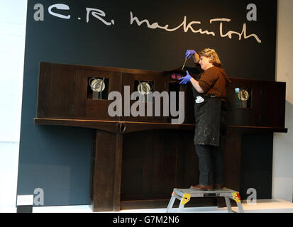 Sarah Gerrish, Conservatore di mobili e manufatti in legno, con la 'Libreria per Windyhill', mentre la Glasgow School of Art mette in mostra i mobili di Mackintosh salvati dal fuoco in una nuova galleria di mobili nel Reid Building, Che farà parte del tour delle Scuole d'Arte di Mackintosh da domenica 1 febbraio 2015. Foto Stock