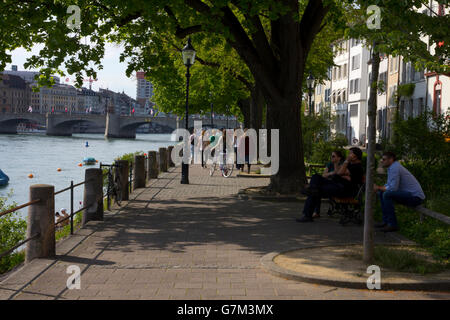 Con viale alberato di passerelle e spaziose di gradini di pietra, la passeggiata lungo il Reno, attraverso il fiume di Kleinbasel, è un posto preferito. Foto Stock