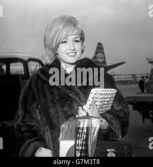 Miss Belgio Danielle Defrere, 20, all'aeroporto di Heathrow. Parteciperà al concorso Miss World presso il Lyceum Ballroom. Foto Stock