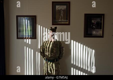 Privato Zack Singh dei Royal Scots Borderers, 1° Battaglione, che sono stati i primi soldati britannici schierati in Sierra Leone nella lotta contro Ebola, e ora sono tornati al loro reggimento e alle loro famiglie a Palace Barracks in Holywood. Foto Stock