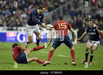 Tim Visser scozzese (seconda a sinistra) scarica la palla al compagno di squadra Mark Bennett (a destra) durante la partita RBS 6 Nations allo Stade de France di Parigi. Foto Stock