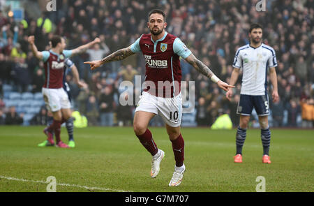 Danny Ings di Burnley celebra il secondo gol della sua squadra contro West Bromwich Albion, durante la partita della Barclays Premier League a Turf Moor, Burnley. Foto Stock