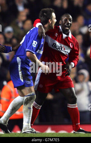 Calcio - fa Barclays Premiership - Chelsea v Middlesbrough. John Terry (l) di Chelsea e Jimmy-Floyd Hasselbaink di Middlesbrough abbracciano il fischio finale Foto Stock