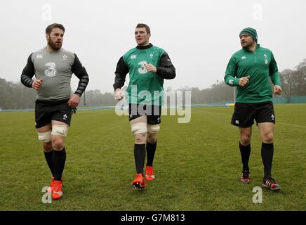 Sean o'Brien irlandese (a sinistra) Peter o'Mahony e Rory Best (a destra) durante la sessione di formazione alla Carton House di Co. Kildare, Irlanda. Foto Stock