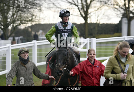 Lance Bombardier Jody Sole è condotto nel recinto del vincitore su Cowards Close dopo aver vinto la Royal Artillery Gold Cup (Amateur Riders' Chase) durante la Royal Artillery Gold Cup Day presso l'ippodromo di Sandown. Foto Stock