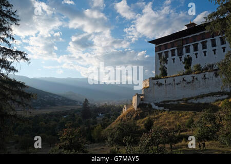 Il Rinpung Dzong, Paro, Bhutan, nella luce del sole serale. Foto Stock