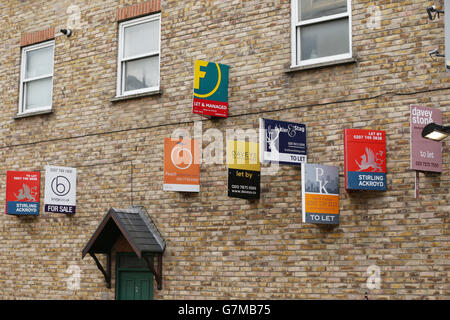 Una serie di cartelli "To Let", "Let by" e "for sale" su un muro di un edificio nella zona est di Londra. PREMERE ASSOCIAZIONE foto. Data immagine: Lunedì 16 febbraio 2015. Il credito fotografico dovrebbe essere: Filo Yui Mok/PA Foto Stock