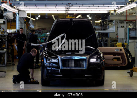 Un quadro generale della linea di produzione presso la sede della Rolls Royce a Goodwood, West Sussex. Foto Stock