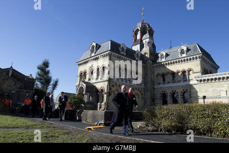 Il Principe di Galles, cammina intorno alla stazione di pompaggio Abbey Mills, con Martin Baggs (a destra) il CEO di Thames Water. Foto Stock