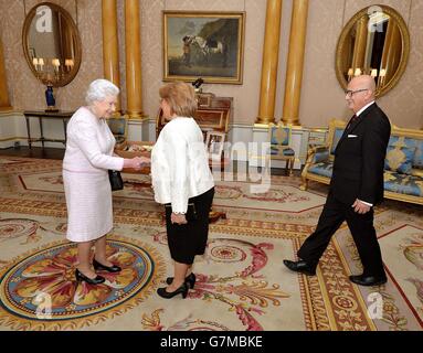 La regina Elisabetta II stringe le mani con il presidente di Malta Marie Louise Coleiro Preca, accompagnato dal marito Edgar Preca, durante un'udienza privata a Buckingham Place nel centro di Londra. Foto Stock