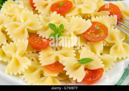 Il filtro Bow tie farfalle di pasta cucinati e serviti su una piastra Foto Stock